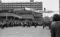 Magyarország, Salgótarján, Rákóczi út, balra a Pécskő Üzletház. A Petőfi Rádió Ötödik sebesség című műsorának adása., 1980, Urbán Tamás, kerékpár, motorkerékpár, Fortepan #124273