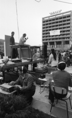 Magyarország, Salgótarján, Fő tér, háttérben a Karancs szálló. A Petőfi Rádió Ötödik sebesség című műsorának adása., 1980, Urbán Tamás, Fortepan #124287