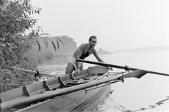 Magyarország, Budapest IV., kielboat (kétpárevezős túrahajó) a Dunán, háttérben szemben a Palotai-sziget csúcsa, jobbra a Római part sziluettje látszik., 1953, Szent-tamási Mihály, sport, csónakázás, csónak, Budapest, Fortepan #12429