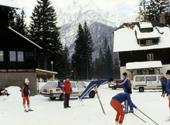 Szlovénia, Planica, a francia síugró válogatott edzőtáborozáson., 1984, Urbán Tamás, színes, Peugeot-márka, Peugeot 505, Peugeot J5, Fortepan #124319