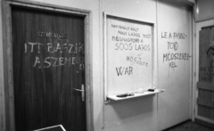 Magyarország, Budapest XIII., Róbert Károly körút 82-84., Róbert Károly Körúti Kórház, Narkológia és Alkoholelvonó Osztály, a rehabilitációs munkacsoport faházának folyosója., 1983, Urbán Tamás, gyógyintézmény, Budapest, graffiti, falfirka, irka-firka, Fortepan #124375