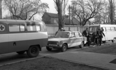 Magyarország, Budapest XIII., a Róbert Károly körúti (később Nyírő Gyula) Kórház Jász utcai 14. szám alatti területe, detoxikáló., 1984, Urbán Tamás, Nysa-márka, UAZ-márka, mentőautó, rendszám, rendőrjármű, UAZ-452, részegség, Nysa 522, Budapest, Fortepan #124413