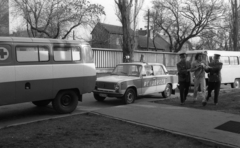 Magyarország, Budapest XIII., a Róbert Károly körúti (később Nyírő Gyula) Kórház Jász utcai 14. szám alatti területe, detoxikáló., 1984, Urbán Tamás, Nysa-márka, UAZ-márka, mentőautó, rendőrjármű, UAZ-452, részegség, Nysa 522, Budapest, Fortepan #124414