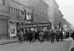 Magyarország, Budapest VII., István (Landler Jenő) utca, május 1-i felvonulók., 1954, Szent-tamási Mihály, zászló, politikai dekoráció, felvonulás, május 1, mozi, Rákosi Mátyás-ábrázolás, Sztálin ábrázolás, Budapest, Fortepan #12443