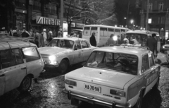 Magyarország, Budapest V., Ferenciek tere (Felszabadulás tér), szemben a Duna utca., 1985, Urbán Tamás, rendszám, rendőrjármű, Alitalia légitársaság, Budapest, baleset, mentőautó, Fortepan #124476