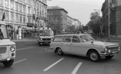 Magyarország, Budapest V.,Budapest VI., Bajcsy-Zsilinszky út a Nagymező utca és a Podmaniczky (Rudas László) utca találkozásától a Nyugati (Marx) tér felé nézve., 1985, Urbán Tamás, GAZ-márka, Mercedes-márka, Nysa-márka, mentőautó, GAZ 24 Volga, Nysa 522, Budapest, Mercedes T1, rohamkocsi, Fortepan #124521