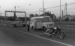 Magyarország, Budapest XX., Helsinki út, balra a HÉV vonal feletti felüljáró takarásában a Kontakta Alkatrészgyár épülete., 1985, Urbán Tamás, motorkerékpár, Nysa-márka, mentőautó, rendszám, rendőrjármű, Nysa 522, Budapest, Fortepan #124543