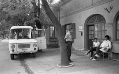 Magyarország, Rákospalota, Budapest XV., MÁV-telep, Mentő utca 8., mentőállomás., 1985, Urbán Tamás, Nysa-márka, mentőautó, rendszám, Nysa 522, Budapest, mentő gépkocsivezető, mentőápoló, Mentőtiszt, Fortepan #124547