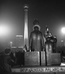 Németország, Berlin, Marx-Engels-Forum az Alexanderplatz felé nézve. Előtérben Marx és Engels szobra, háttérben a TV torony és a Hotel Stadt Berlin. Németország újraegyesítését ünneplők 1990. október 3-án., 1990, Urbán Tamás, tévétorony, Karl Marx-ábrázolás, Friedrich Engels-ábrázolás, szoborcsoport, Hermann Henselmann-terv, német újraegyesítés, Ludwig Engelhardt-terv, Fortepan #124608