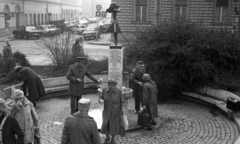 Magyarország, Szeged, Tisza Lajos (Lenin) körút, Anna-kút. Szemben a Feketesas (Bajcsy-Zsilinszky) utca., 1990, Urbán Tamás, kút, kockakő, forrás, Fortepan #124633