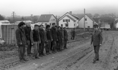 Magyarország, Nagymaros, Szálloda út a Rákóczi Ferenc utca felé nézve. Elitéltek sorakozója a külső munkahelynél., 1987, Urbán Tamás, Fortepan #124693