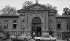 Magyarország, Budapest XII., János Kórház, főbejárat., 1989, Urbán Tamás, szovjet gyártmány, kapu, gyógyintézmény, taxi, Lada-márka, Dacia-márka, automobil, taxiállomás, román gyártmány, Dacia 1310, VAZ 2101, Budapest, Fortepan #124712