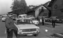 Magyarország, Budapest VIII., a Mosonyi utcai rendőrség udvara és garázsai a Lóvásár utca felől a Fiumei (Mező Imre) út felé nézve., 1989, Urbán Tamás, német gyártmány, szovjet gyártmány, teherautó, Lada-márka, IFA-márka, Nysa-márka, rendőr, bajusz, lengyel gyártmány, automobil, IFA W50, rendszám, rendőrjármű, VAZ 2101, VAZ 2105/2107, Nysa 522, Budapest, sziréna, Fortepan #124724