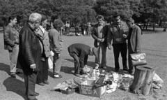 Magyarország, Budapest VIII., Teleki László tér, kirakodóvásár. A fák mögött balra a 17. számú ház látszik., 1989, Urbán Tamás, Budapest, Fortepan #124727