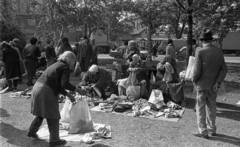 Magyarország, Budapest VIII., Teleki László tér, kirakodóvásár, háttérben a Dobozi utca sarkán álló ház látszik., 1989, Urbán Tamás, Budapest, Fortepan #124728