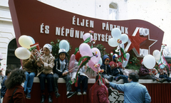 Magyarország, Budapest VII., Marek József utca a Dózsa György útnál., 1985, Urbán Tamás, színes, zászló, politikai dekoráció, léggömb, tavasz, gyerekek, sapka, vörös csillag, Budapest, Fortepan #124842