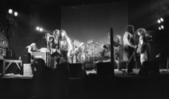 Magyarország, Szolnok, Tiszaliget, Sportcsarnok, a Hobo Blues Band és a P. Mobil együttes közös koncertje 1981. április 6-án. Jobbra a mikrofonnal Deák Bill Gyula. A koncertet az Országos Ifjúsági Filmnapokon bemutatott Kopaszkutya című film kapcsán tartották., 1981, Urbán Tamás, Fortepan #124852