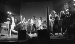 Magyarország, Szolnok, Tiszaliget, Sportcsarnok, a Hobo Blues Band és a P. Mobil együttes közös koncertje 1981. április 6-án. Hátul középen Földes László (Hobó), jobbra a mikrofonnal Deák Bill Gyula. A koncertet az Országos Ifjúsági Filmnapokon bemutatott Kopaszkutya című film kapcsán tartották., 1981, Urbán Tamás, zenekar, hosszúhajú, gitár, mikrofon, dob, Fortepan #124857