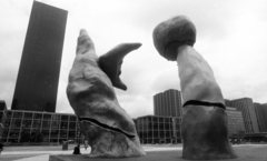 Franciaország, Puteaux, La Défense üzleti központ Párizs elővárosában, a Personnages fantastiques című szobor Juan Miró alkotása (1976)., 1982, Urbán Tamás, szobor, felhőkarcoló, modern építészet, Joan Miró-terv, Skidmore, Owings & Merrill-terv, Roger Saubot-terv, Francois Jullien-terv, modern művészet, Fortepan #124904