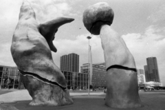 Franciaország, Puteaux, La Défense üzleti központ Párizs elővárosában, a Personnages fantastiques című szobor Juan Miró alkotása (1976)., 1982, Urbán Tamás, szobor, felhőkarcoló, modern építészet, Joan Miró-terv, modern művészet, Fortepan #124905