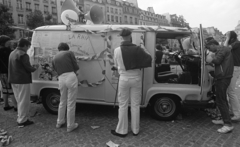 Franciaország, Párizs, Place Georges Pompidou, szemben a Pompidou központ., 1982, Urbán Tamás, mikrobusz, Fortepan #124924