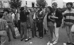 France, Paris, Place Georges Pompidou. Háttérben a Rue Saint-Merri, jobbra a Place Edmond Michelet házai., 1982, Urbán Tamás, kissing, Pride parade, Fortepan #124938