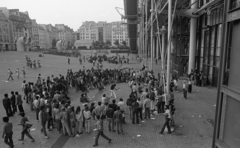 Franciaország, Párizs, Place Georges Pompidou, jobbra a Pompidou központ., 1982, Urbán Tamás, tér, múzeum, High-tech építészet, posztmodern építészet, Richard Rogers-terv, Renzo Piano-terv, Gianfranco Franchini-terv, Fortepan #124945