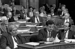 Hungary, Budapest V., Parlament, az Országgyűlés ülése. Az első sorban Pozsgay Imre, Németh Miklós, Medgyessy Péter, Pozsgay Imre mögött Straub F. Brunó., 1990, Urbán Tamás, celebrity, prime minister, Budapest, politician, Fortepan #124978