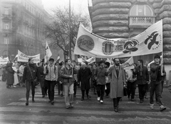 Hungary, Budapest V., Kossuth Lajos tér, szemben a Nádor (Münnich Ferenc) utca. Tamás Gáspár Miklóst friss országgyűlési képviselőként kísérik választói. A felvétel 1990. január 23-án készült., 1990, Urbán Tamás, intellectuals, Budapest, politician, philosopher, Fortepan #124982