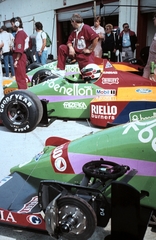 Magyarország, Hungaroring, Mogyoród, Formula-1 második magyar nagydíj, a felvétel a Benetton-Ford csapat boxa előtt készült., 1987, Urbán Tamás, színes, Fortepan #124994