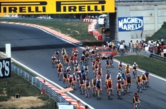 Magyarország, Hungaroring, Mogyoród, kerékpárosok felvonulása a Formula-1 harmadik magyar nagydíj alkalmával., 1988, Urbán Tamás, színes, országúti kerékpár, Fortepan #125002