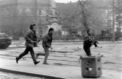 Románia,Erdély, Temesvár, Piata Libertatii a Strada Coriolan Brediceanu - Strada Emanoil Ungureanu saroktól nézve, szemben a Szentháromság-szobor. Romániai forradalom., 1989, Urbán Tamás, mikrofon, futás, videókamera, román forradalom, rendszerváltás, Fortepan #125059