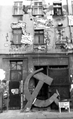 Germany, Berlin, Adalbertstrasse 32., 1990, Urbán Tamás, communism, symbol, hammer and sickle, Fortepan #125068