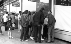 Germany, Berlin, Alexanderplatz, a kirakatüvegben a Karl-Liebknecht-Strasse egyik épülete tükröződik., 1990, Urbán Tamás, Fortepan #125083