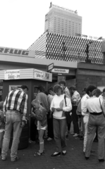 Germany, Berlin, Karl-Liebknecht-Strasse, jobbra a Gontardstrasse torkolata. A Stadtbahn vágányai alatti közúti aluljárón túl az Alexanderplatz-on a Centrum Áruház és a Hotel Stadt Berlin., 1990, Urbán Tamás, Fortepan #125086