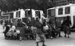 Germany, Berlin, Breitscheidplatz a Vilmos császár emléktemplom (Kaiser-Wilhelm-Gedächtnis-Kirche) előtt., 1990, Urbán Tamás, gypsy, police vehicle, Fortepan #125114