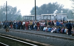 Magyarország, Nyírbogát, vasútállomás, almaszüretre érkező diákok., 1985, Urbán Tamás, színes, autóbusz, Ikarus-márka, Ikarus 211, Fortepan #125144