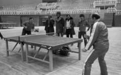 Magyarország, Budapest XIV., Budapest Sportcsarnok az átadásakor. Jobb oldalon parkettával a kezében Faházi János (Janika) többszörös bajnok asztaliteniszező., 1982, Urbán Tamás, ping pong asztal, Budapest, Fortepan #125164