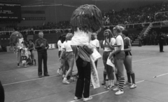 Magyarország, Budapest XIV., Budapest Sportcsarnok, tévéműsor felvétele az átadáskor. Bal oldalon szemben Albert Flórián 75-szörös válogatott, aranylabdás labdarúgó., 1982, Urbán Tamás, Budapest, Fortepan #125171