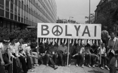 Magyarország, Budapest II., Margit körút (Mártírok útja), békedemonstráció résztvevői az Ipari Minisztérium épülete előtt., 1983, Urbán Tamás, béke, jelkép, Budapest, Fortepan #125229