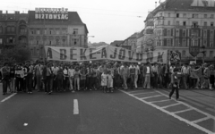 Magyarország, Budapest II., békedemonstráció résztvevői a Margit híd budai hídfőjénél., 1983, Urbán Tamás, gitár, jelmondat, Budapest, Fortepan #125233