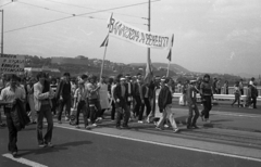 Magyarország, Budapest II., békedemonstráció résztvevői a Margit hídon, háttérben a Rózsadomb., 1983, Urbán Tamás, Budapest, Fortepan #125237