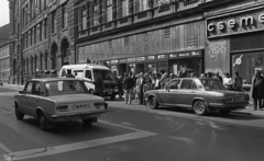 Magyarország, Budapest VI., Király (Majakovszkij) utca az Erzsébet (Lenin) körút felől nézve, szemben balra a Zeneakadémia., 1988, Urbán Tamás, Mercedes-márka, Lada-márka, BMW-márka, mentőautó, rendszám, Budapest, Fortepan #125240