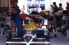 Magyarország, Hungaroring, Mogyoród, Formula-1 első magyar nagydíj. A Williams-Honda csapat boxa, Nigel Mansell versenyautója., 1986, Urbán Tamás, színes, Forma-1, Fortepan #125411