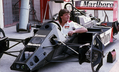 Magyarország, Hungaroring, Mogyoród, Formula-1 első magyar nagydíj, a McLaren-TAG csapat boxa előtt Alain Prost versenyautója., 1986, Urbán Tamás, színes, Forma-1, Fortepan #125413