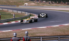 Magyarország, Hungaroring, Mogyoród, Formula-1 első magyar nagydíj, elöl Nelson Piquet a Williams-Honda csapat, mögötte Derek Warwick a Brabham-BMW csapat versenyautójában., 1986, Urbán Tamás, színes, Forma-1, Fortepan #125416