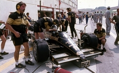 Magyarország, Hungaroring, Mogyoród, Formula-1 első magyar nagydíj, boxutca, a Lotus-Renault csapat versenyautójában Johnny Dumfries., 1986, Urbán Tamás, színes, Forma-1, Fortepan #125440