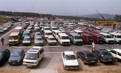 Magyarország, Hungaroring, Mogyoród, Formula-1 első magyar nagydíj, parkoló., 1986, Urbán Tamás, színes, Opel-márka, Fiat-márka, Lada-márka, BMW-márka, Alfa Romeo-márka, Audi-márka, Volkswagen Golf, Pirelli-márka, Peugeot 504, Fiat Uno, Volkswagen Transporter 3, Forma-1, West-márka, Magneti Marelli-márka, Fortepan #125443