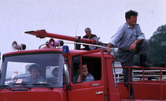 Magyarország, Hungaroring, Mogyoród, Formula-1 első magyar nagydíj, tűzoltók a pálya mellett., 1986, Urbán Tamás, színes, tűzoltóság, tűzoltó, tűzoltóautó, Forma-1, Fortepan #125444