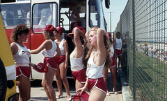 Magyarország, Hungaroring, Mogyoród, Formula-1 első magyar nagydíj, rajtrácslányok., 1986, Urbán Tamás, színes, fej mögött összekulcsolt kéz, Forma-1, rajtrácslányok, Fortepan #125449